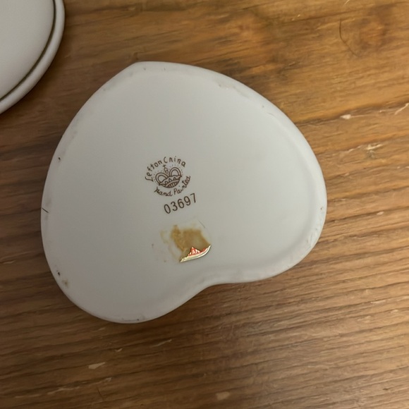 Vintage 1983 Lefton Valentine Bear on Heart Shaped Trinket Box - Picture 4 of 6